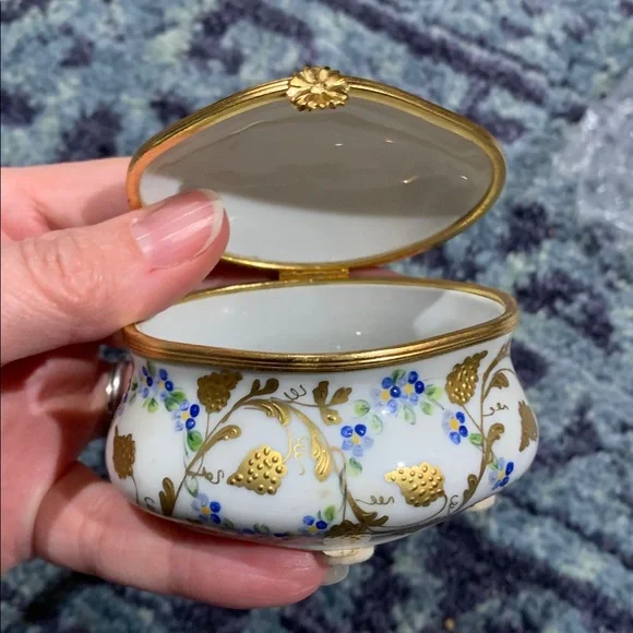Vintage French Floral Ceramic very ornate Limoges trinket box w hinged lid - Picture 2 of 11